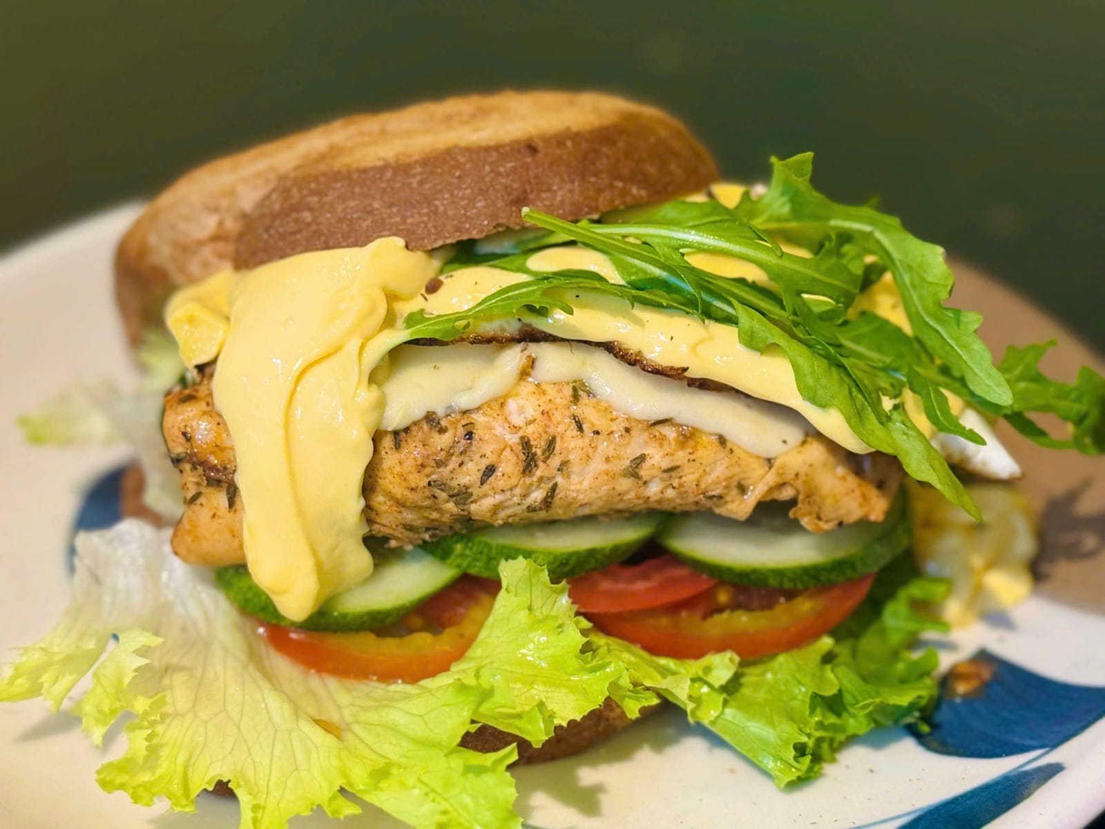 Sandwich Thịt Nguội Và Gà Sốt Hollandaise