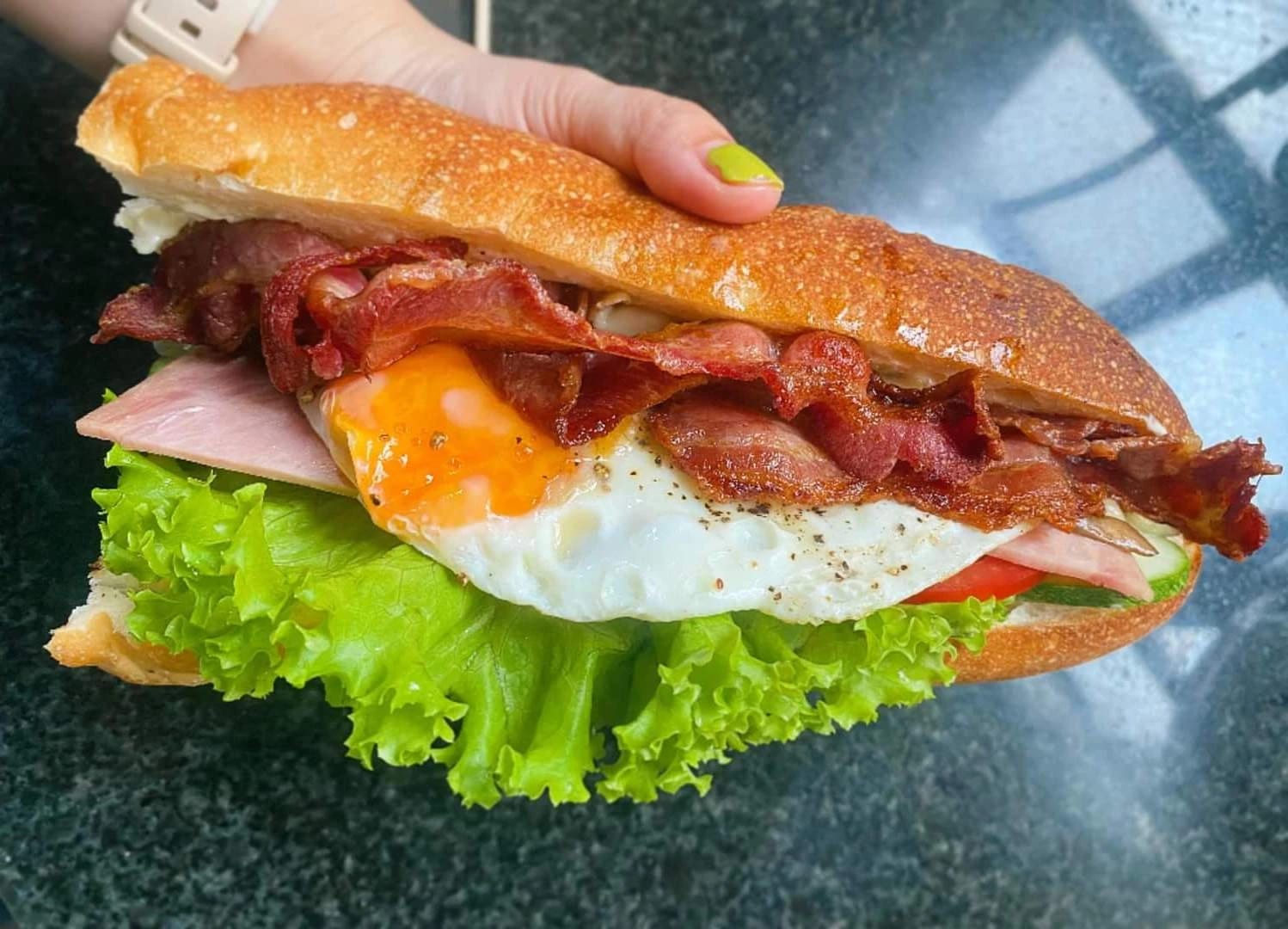 Bánh Mì Thịt Ba Rọi Kèm Trứng