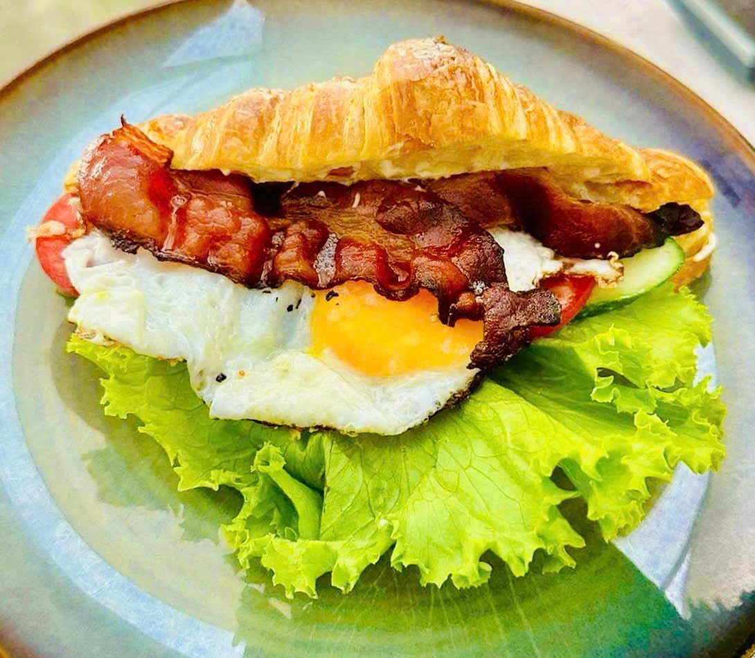 Bánh Sừng Trâu Thịt Ba Rọi Trứng Phô Mai