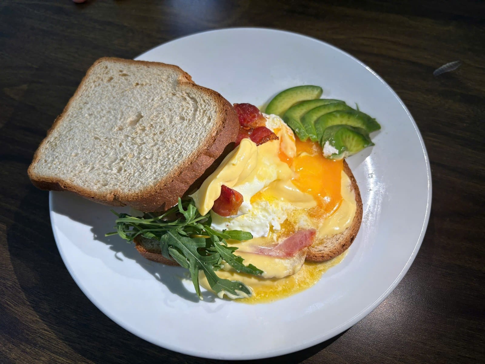 Sandwich Trứng Chần Sốt Hollandaise