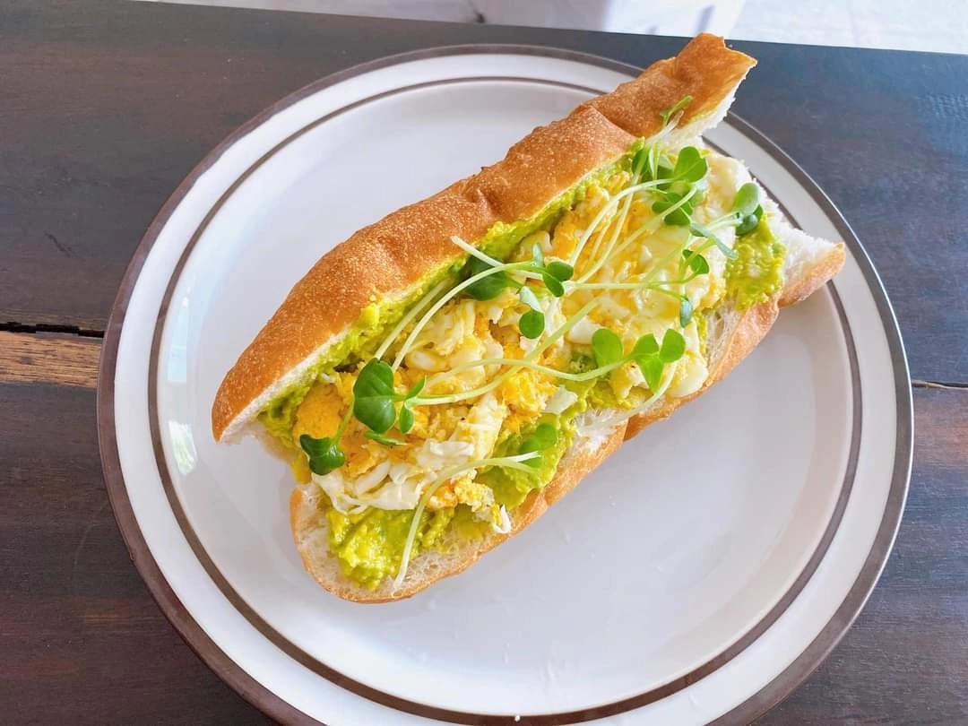 Bánh Mì Trứng Bơ Nghiền Kèm Phô Mai tại Gấu Kafe