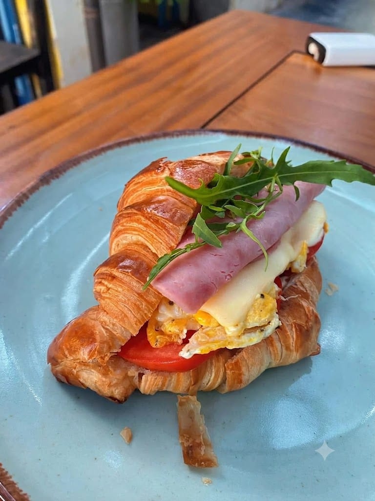 Bánh Sừng Trâu Thịt Nguội Phô Mai