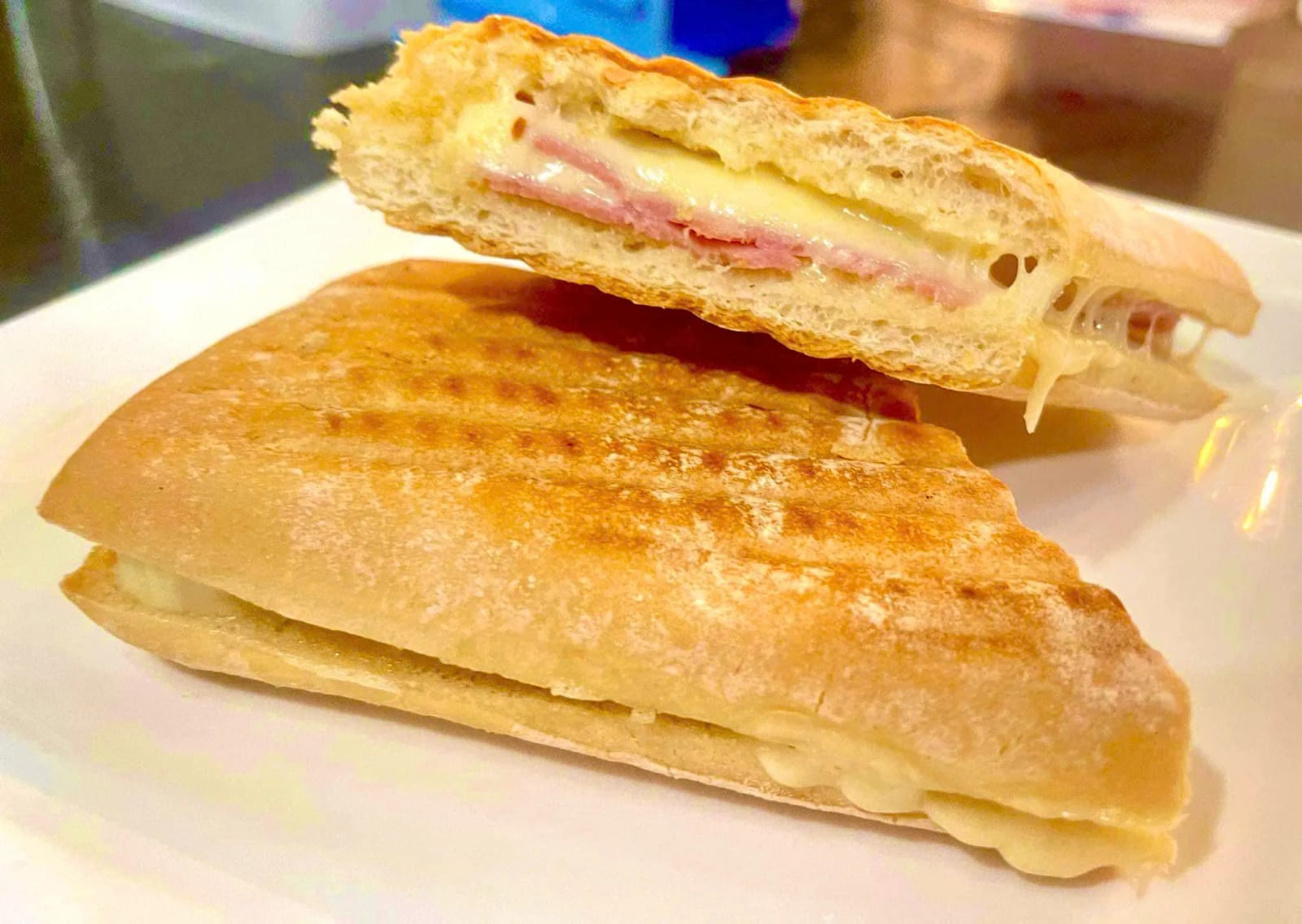 Panini Thịt Nguội Kèm Phô Mai tại Gấu Kafe